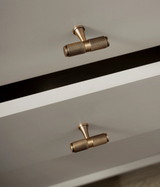 BrassLine Massiver Möbelgriff – Antik-Messing Diamond-Cut T-Bar