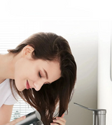 Moderne Waschbeckenarmatur mit flexiblem Auszug und integrierter Mundspülfunktion