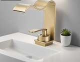 Edle Waschbeckenarmatur in Gold mit Kaskadenauslauf und Hebelsteuerung