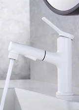 Moderne Waschbeckenarmatur mit flexiblem Auszug und integrierter Mundspülfunktion