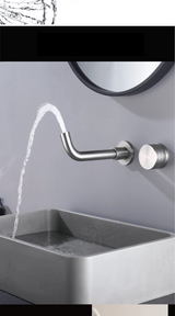 AquaLux Wall – Minimalistische Wand-Waschtischarmatur aus Messing