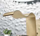 Edle Waschbeckenarmatur in Gold mit Kaskadenauslauf und Hebelsteuerung