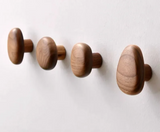 NordicPebble Elegance – Skandinavischer Massivholz Wandhaken ohne Bohren