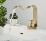 Edle Waschbeckenarmatur in Gold mit Kaskadenauslauf und Hebelsteuerung