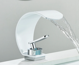 Design Waschtischmischer mit offenem Wasserauslauf – Schlanke Badarmatur für Warm- und Kaltwasser