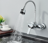 Moderne Küchenwandarmatur mit schwenkbarem Flexauslauf und Zweifach-Wasserfunktion
