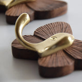 RetroButterfly Elegance – Schwarznuss Wandhaken mit Schmetterlings-Design