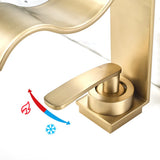 Edle Waschbeckenarmatur in Gold mit Kaskadenauslauf und Hebelsteuerung