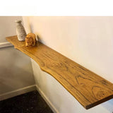 RusticFlow Massivholz Wandregal – Schwebendes Regal mit Baumkante