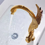 Moderne Waschbeckenarmatur mit Wasserfallfunktion und dekorativem Schwanenhals
