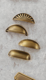 Copperlia ArcElegance Möbelgriff – Halbkreis-Schrankgriff aus Vollmessing im Antik-Copper Finish