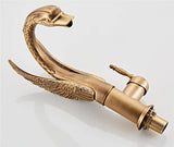 Moderne Waschbeckenarmatur mit Wasserfallfunktion und dekorativem Schwanenhals