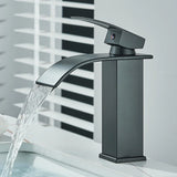 Moderne Waschbeckenarmatur in Schwarz mit Wasserfallfunktion und Mischtechnik