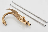 Moderne Waschbeckenarmatur mit Wasserfallfunktion und dekorativem Schwanenhals