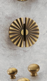 Copperlia ArcElegance Möbelgriff – Halbkreis-Schrankgriff aus Vollmessing im Antik-Copper Finish