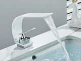 Design Waschtischmischer mit offenem Wasserauslauf – Schlanke Badarmatur für Warm- und Kaltwasser