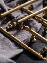 BronzoLux T-Bar – Massiver Messing-Möbelgriff in Antik-Bronze