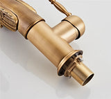 Moderne Waschbeckenarmatur mit Wasserfallfunktion und dekorativem Schwanenhals