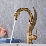 Moderne Waschbeckenarmatur mit Wasserfallfunktion und dekorativem Schwanenhals