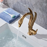 Moderne Waschbeckenarmatur mit Wasserfallfunktion und dekorativem Schwanenhals