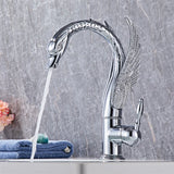 Moderne Waschbeckenarmatur mit Wasserfallfunktion und dekorativem Schwanenhals