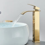 Moderne Waschbeckenarmatur in Schwarz mit Wasserfallfunktion und Mischtechnik