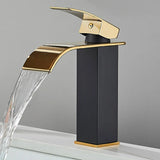 Moderne Waschbeckenarmatur in Schwarz mit Wasserfallfunktion und Mischtechnik