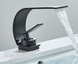 Design Waschtischmischer mit offenem Wasserauslauf – Schlanke Badarmatur für Warm- und Kaltwasser