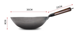 ForgeMaster – Handgeschmiedeter Reineisen-Wok mit Ergonomischem Holzgriff