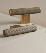 LineaForge Classic – T-Bar Möbelgriff | Massivmessing | Antik-Finish
