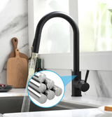 Moderne Spültischarmatur mit herausziehbarer Brause und Mischfunktion