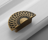 Copperlia ArcElegance Möbelgriff – Halbkreis-Schrankgriff aus Vollmessing im Antik-Copper Finish