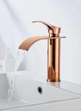 Glanzvolle Wasserfall-Waschtischarmatur in Roségold