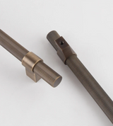 LineaLux Gold – Premium Möbelgriff aus Massivmessing in Antik & Gebürstetem Gold