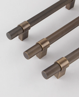 LineaLux Gold – Premium Möbelgriff aus Massivmessing in Antik & Gebürstetem Gold