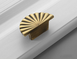 Copperlia ArcElegance Möbelgriff – Halbkreis-Schrankgriff aus Vollmessing im Antik-Copper Finish