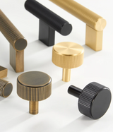 LineaForge Classic – T-Bar Möbelgriff | Massivmessing | Antik-Finish
