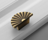 Copperlia ArcElegance Möbelgriff – Halbkreis-Schrankgriff aus Vollmessing im Antik-Copper Finish
