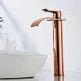 Glanzvolle Wasserfall-Waschtischarmatur in Roségold