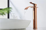 Glanzvolle Wasserfall-Waschtischarmatur in Roségold