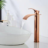 Glanzvolle Wasserfall-Waschtischarmatur in Roségold