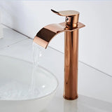 Glanzvolle Wasserfall-Waschtischarmatur in Roségold
