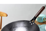 ForgeMaster – Handgeschmiedeter Reineisen-Wok mit Ergonomischem Holzgriff