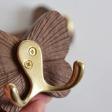 RetroButterfly Elegance – Schwarznuss Wandhaken mit Schmetterlings-Design