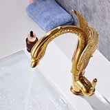 Moderne Waschbeckenarmatur mit Wasserfallfunktion und dekorativem Schwanenhals
