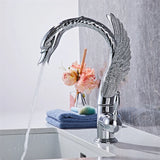 Moderne Waschbeckenarmatur mit Wasserfallfunktion und dekorativem Schwanenhals
