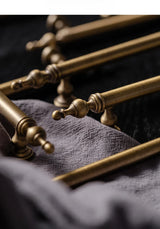 BronzoLux T-Bar – Massiver Messing-Möbelgriff in Antik-Bronze
