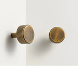 LineaForge Classic – T-Bar Möbelgriff | Massivmessing | Antik-Finish