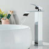 Moderne Waschbeckenarmatur in Schwarz mit Wasserfallfunktion und Mischtechnik