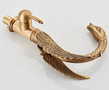 Moderne Waschbeckenarmatur mit Wasserfallfunktion und dekorativem Schwanenhals